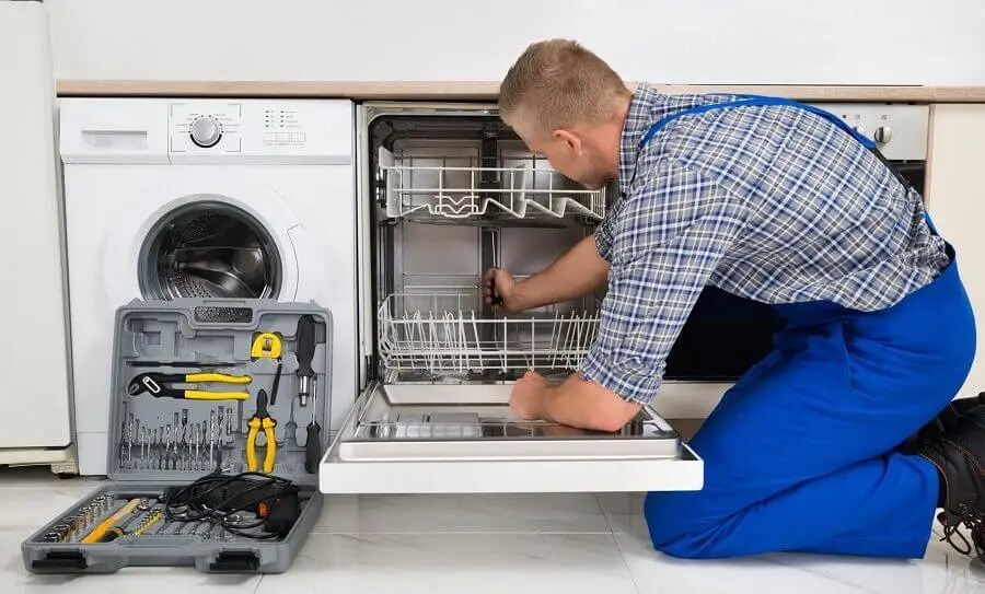 Gebze Protherm servisi teknisyen ekibi beyaz eşya tamiri yaparken